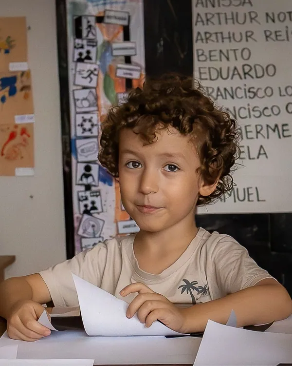 Criança em atividade de inglês na Escola Yellow