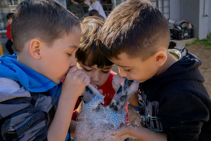 Crianças escolhendo entre diferentes propostas de brincadeira no Crico